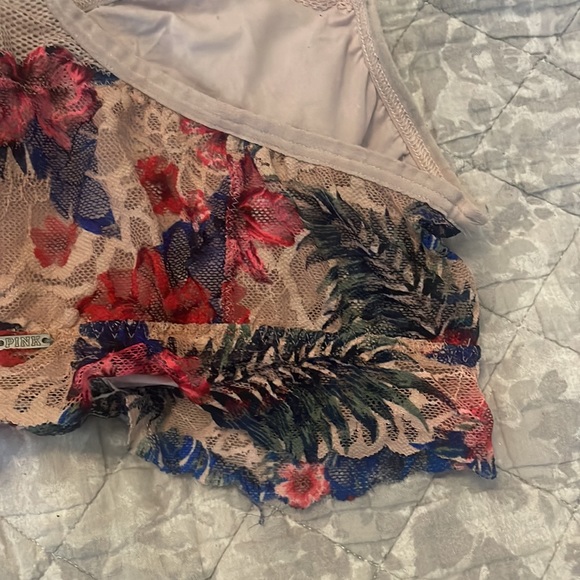 Beautiful flower design lace bralette from Victoria’s Secret pink - Picture 9 of 9